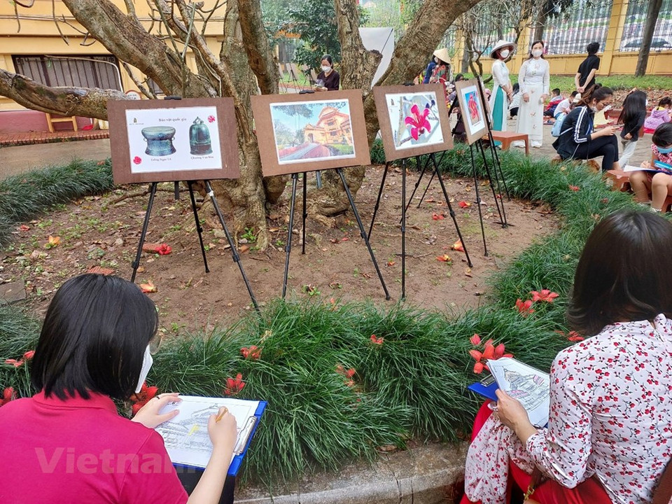 参加题为“伯古——木棉花季”的欣赏木棉花和体验国家历史博物馆一些活动的新旅游线路时，游客进一步了解国家历史博物馆自20世纪的独特建筑风格。越南国家历史博物馆既是一座美丽的建筑，又有着内涵丰富的展区，展示多种专项和专题文物。它既保存历史的精华，又展现出民族历史文化的自豪感和传统价值，也是吸引大批游客的旅游景点。图自Vietnam+