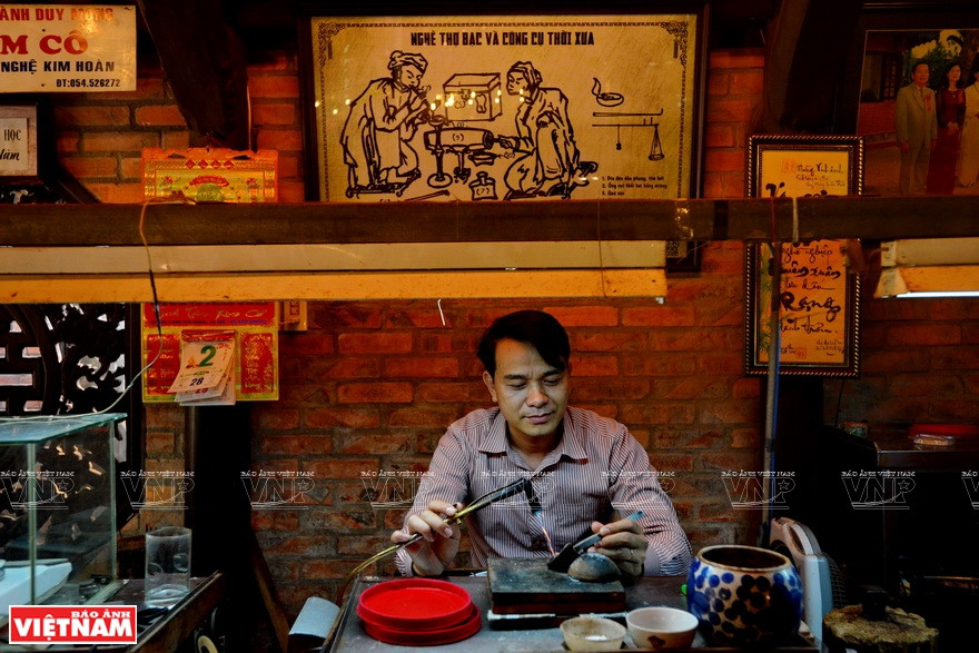 顺化珠宝制作业如今得以保护和发展，这要归功于像黎梁先生一代又一代才华横溢的工匠。他是静心珠宝店的资深工匠。图自越通社