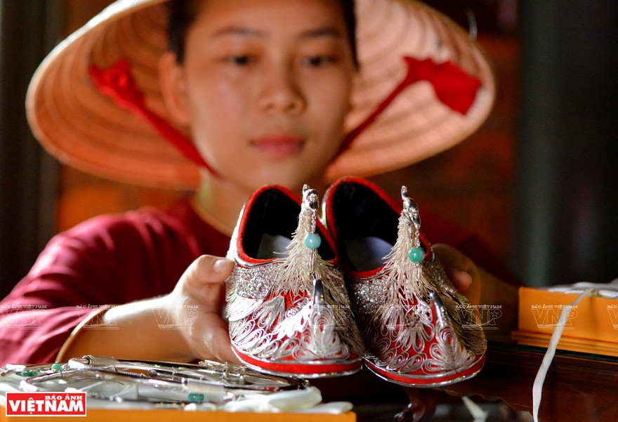 顺化少女和带有精致银子装饰的鞋子。图自越通社