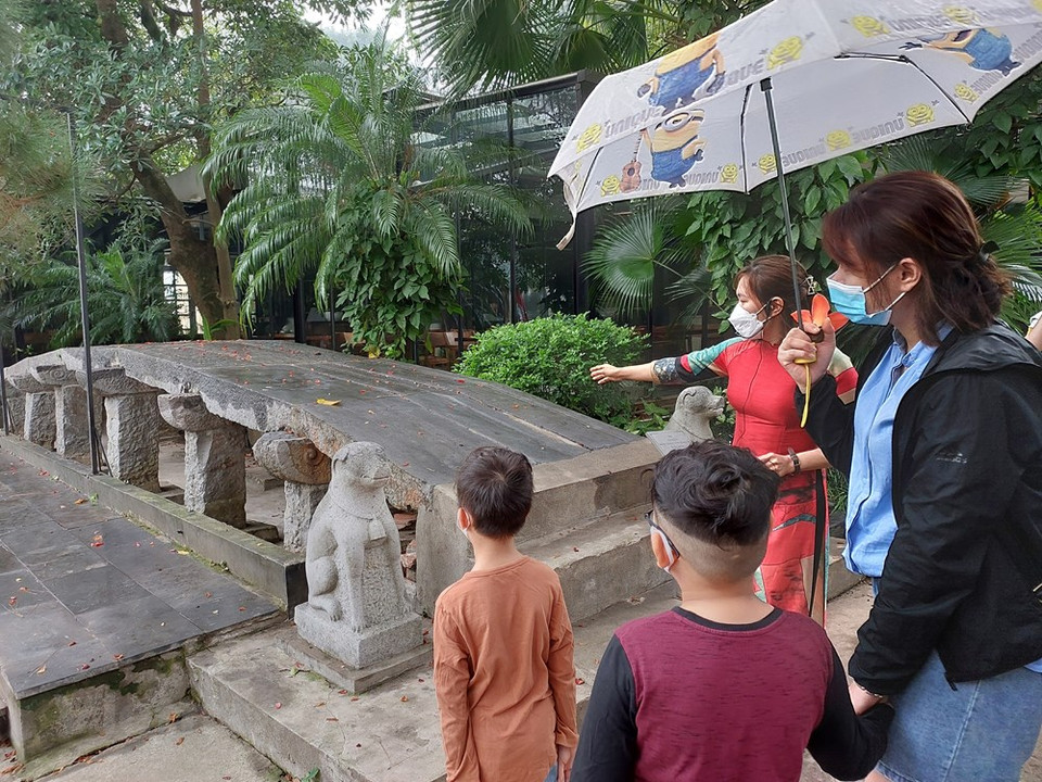 国家历史博物馆馆员引导孩子们在宣纸上印制图画。在遭受新冠疫情影响2年之后，河内旅游业终于出现了好转。不少新旅游产品在安全灵活适应疫情的基础上逐步投入开发。目前，河内市旅游局已同各旅游单位配合升级完善从市中心通往钵场陶瓷村、香山、石室、国威、山西、巴维等旅游景点的旅游产品，力争通过新的亮点吸引游客前来观光旅游。图自Vietnam+