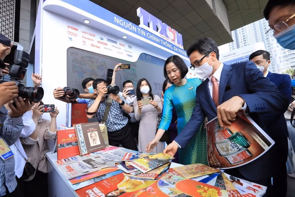 越南政府副总理武德儋参观2022年全国报刊展上的越通社展位。图自越通社
