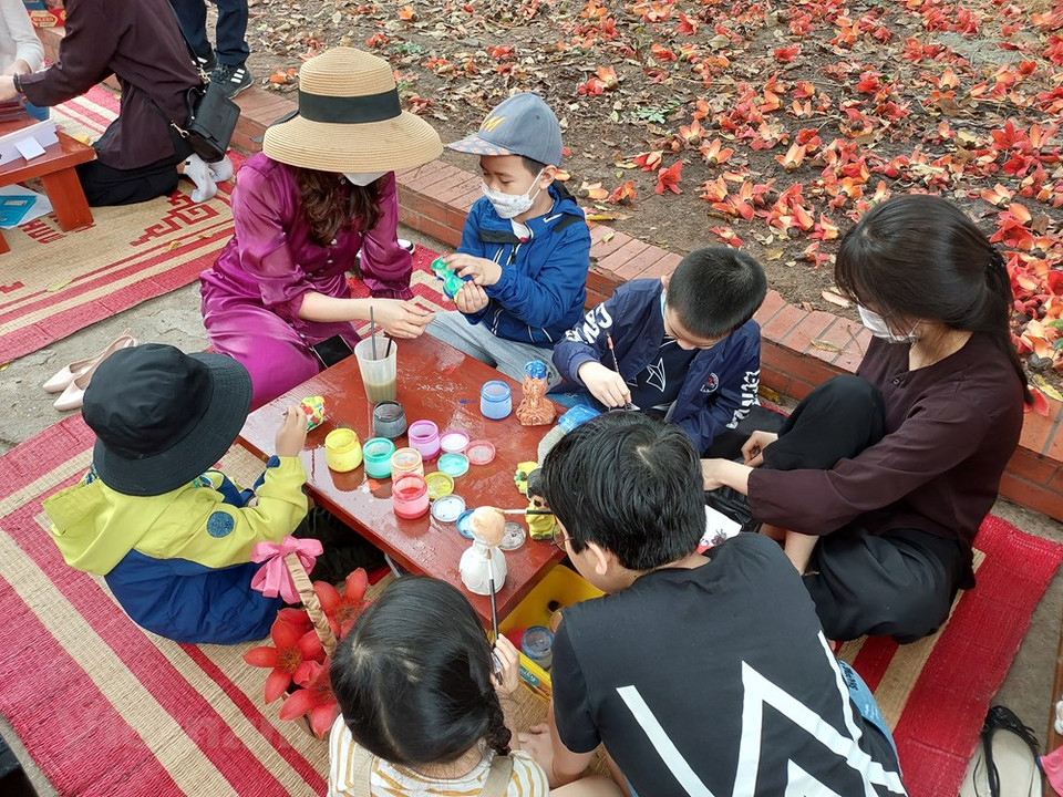 孩子们对彩绘、印刷图片等活动非常感兴趣。为了营造具有河内特色的新旅游产品，河内旅行社和国家历史博物馆决定推出3月木棉花线路。报名参加该线路的游客不仅可以追寻木棉花之美，还可以了解国家历史博物馆所收藏国家宝物的相关信息。除了“伯古--木棉花季”旅游产品之外，上述两个单位还在2021年推出“河内市中心的法式建筑”步行旅游线路。图自Vietnam+