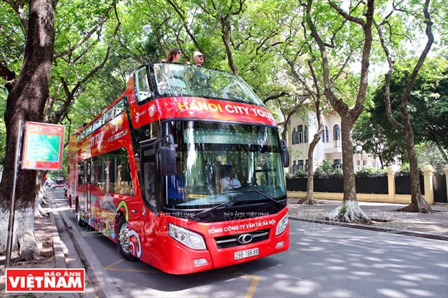 踏上双层巴士的顶层，不少人感觉到一个既熟悉又陌生的河内形象。图自越通社