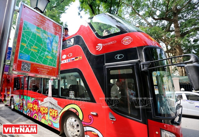 双层巴士旅游线路带游客前来参观首都河内13个景点。图自越通社