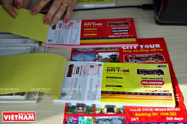 游客们可乘坐双层巴车游览首都河内25条街头的30个景点。图自越通社