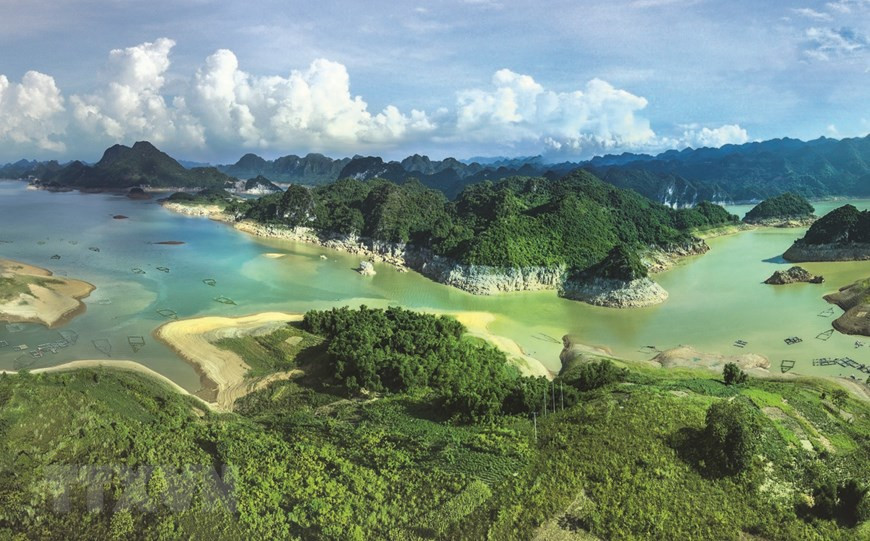 “西北山区的下龙湾”雄伟壮观而充满诗意。图自越通社