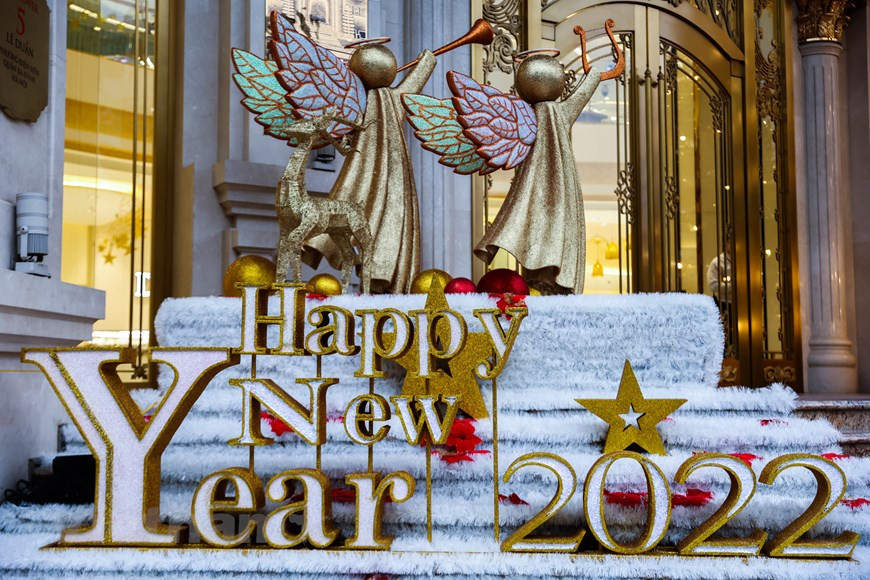 这几天，河内市街道上到处都装饰着圣诞树，或挂着2022新年快乐彩带。图自越通社/Vietnam+