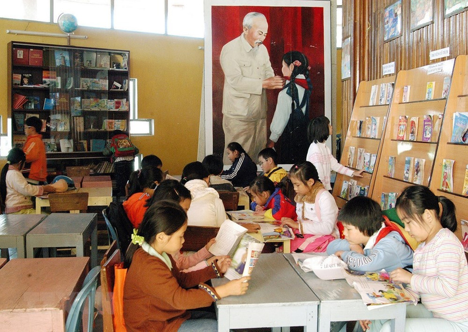 林同省儿童在图书馆看书。越通社 杨玉 摄