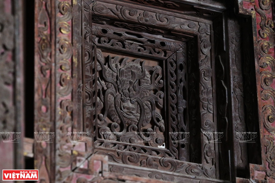 正殿里放置着一个雕琢精致的大型木背墙。《越南画报》记者 越强 摄