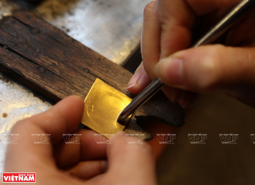 以前，行银街有银锭铸造、金饰和货币兑换等三个行业。如今，货币兑换和银锭铸造就不再存在了，因为锌硬币在市场上不流通了。越通社记者 清江-丰秋 摄