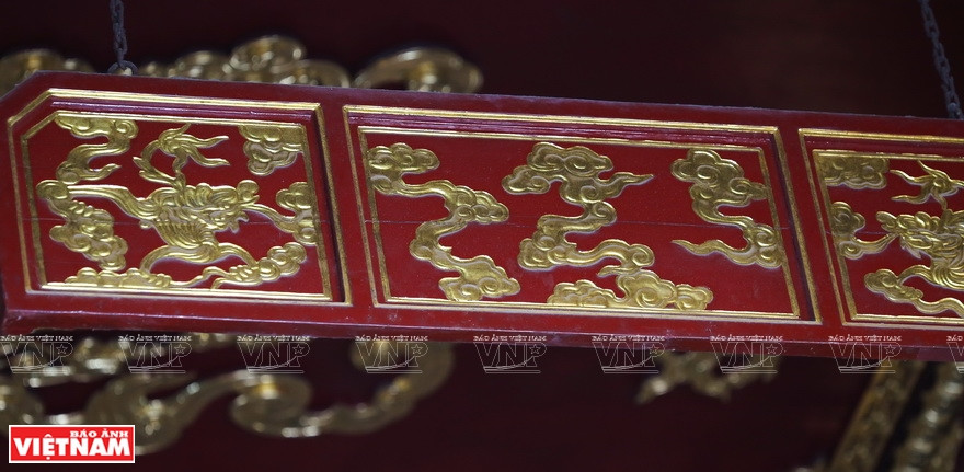 大亭里的贴金花纹。《越南画报》记者 越强 摄