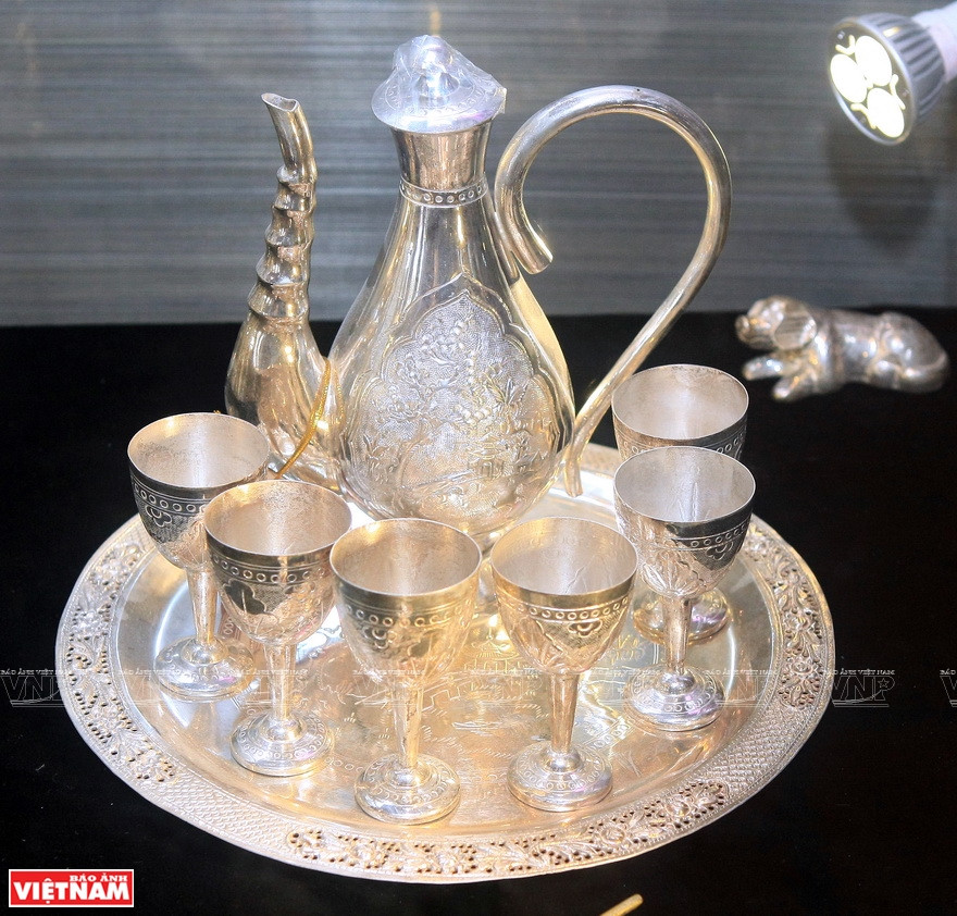 在行银街摆卖的精致产品。越通社记者 清江-丰秋 摄