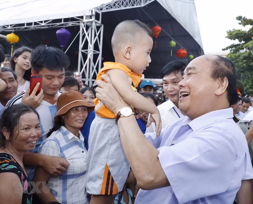 值此2019年中秋节之际，阮春福总理探望广南省大禄县大明乡儿童。越通社记者 统一 摄