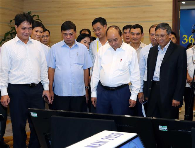 阮春福总理在媒体中心视察。越通社记者 统一 摄