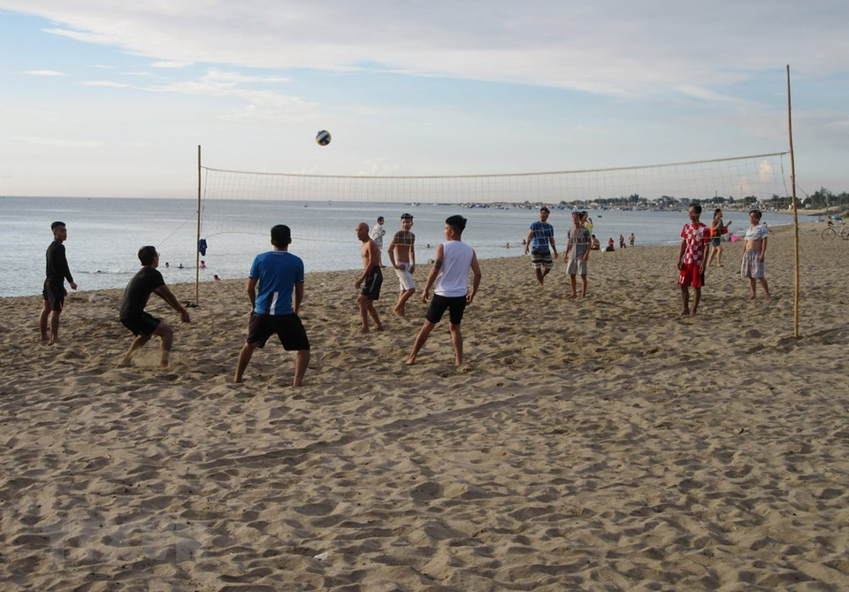 目前宁顺省人民委员会正计划将宁字海滩规划成为重点海滩旅游区，其设有海滩、高级酒店和餐厅，吸引大量国内外游客前来观光游览。越通社记者 阮成 摄