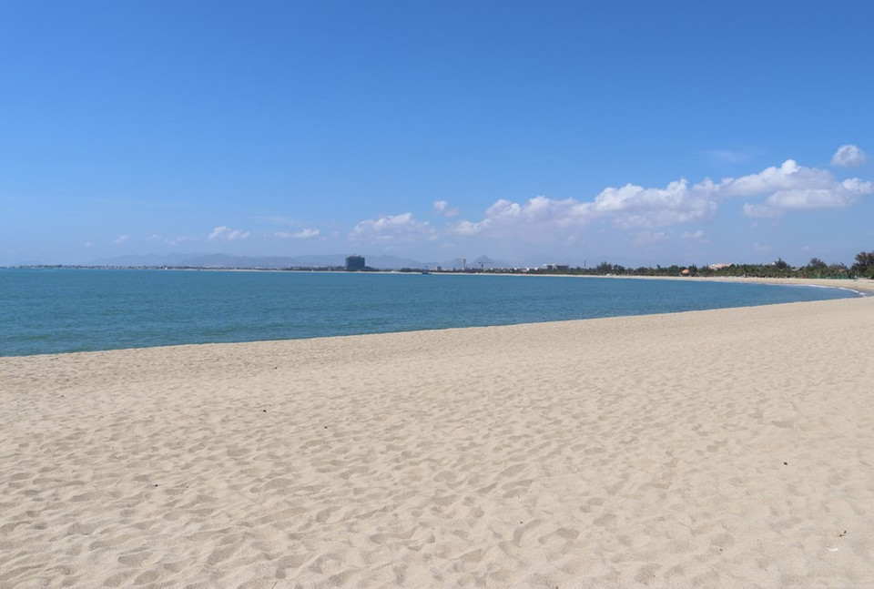 宁顺省宁海县潘郎和占塔市平山-宁字海滩因其美不胜收的自然风光成为越南最美丽的海滩之一。越通社记者 阮成 摄