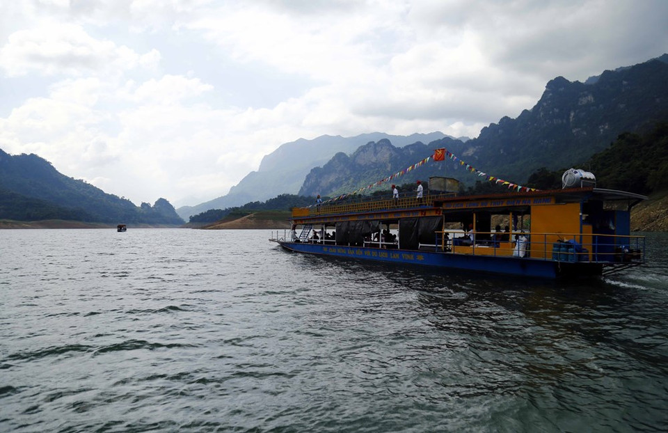 游客可坐船参观宣光水电湖。越通社记者 光诞 摄