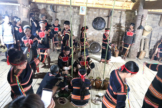 巫师主持祭祀仪式，为村民们祈求平安、温饱幸福的生活。祭祀仪式结束后，大家一起喝酒和品尝各种菜肴。图自 越通社