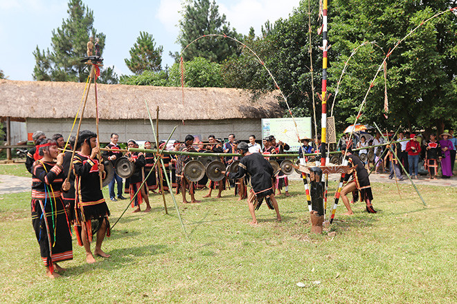 其后，大家手牵着手，一起唱歌跳舞。图自 越通社