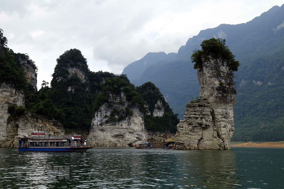 宣光水电湖雄伟壮观的自然景观。越通社记者 光诞 摄