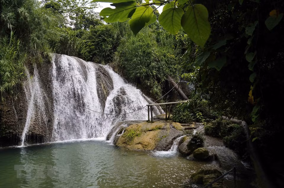 宣光水电湖 —梦瀑布是颇具吸引力的旅游景点之一。越通社记者 光诞 摄