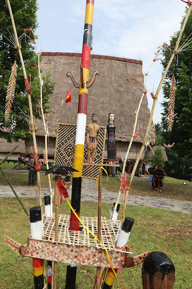 隆屋院子里插着一个春番子。嘉莱族同胞的重要文化活动中都少不了春番子。图自 越通社