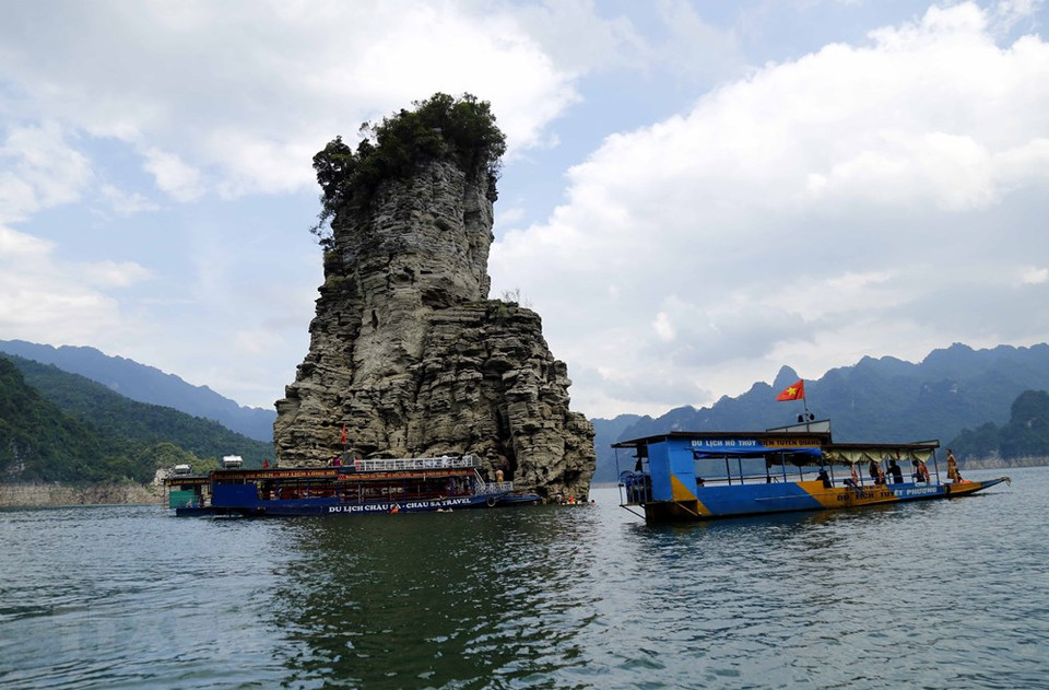 传说，才鳌巨人已在这个石柱把自己的牛绑起来，然后为村民建立堤坝抗旱。越通社记者 光诞 摄
