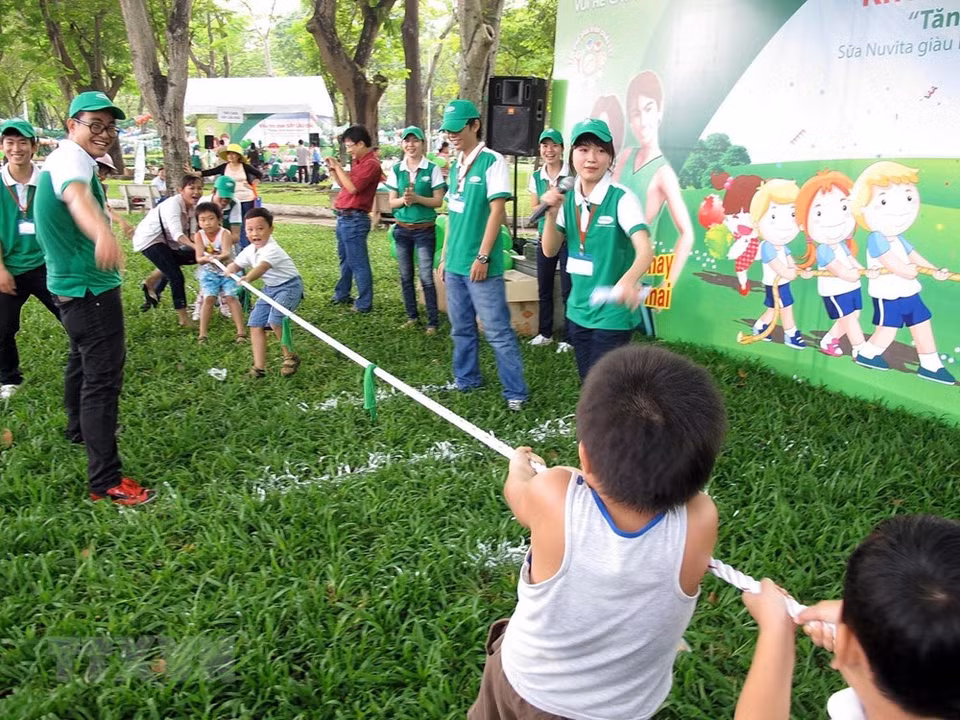 2011年6月1日儿童节，胡志明市儿童参加“儿童健康保护活动”框架内的各项体育运动。越通社记者 世英 摄