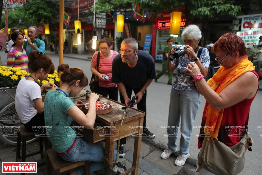 外国游客参观行银街。越通社记者 清江-丰秋 摄