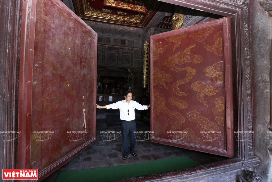 廷榜祠亭的巨型木门。《越南画报》记者 越强 摄