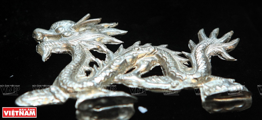 在不到500米长的行银街上，有着数百个大小金银首饰加工店和专卖店。如今，各加工店的设备大部分都是从外国进口的，但是还有些家庭仍保留传统制作业。越通社记者 清江-丰秋 摄