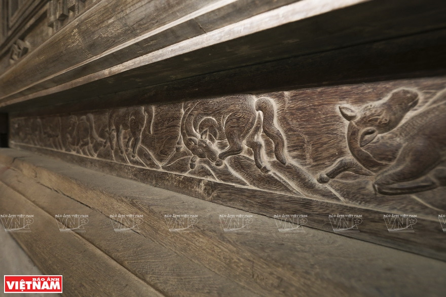 祠亭里还有“八马群飞”、“五龙争珠”或者500多个精致龙头等，令人赞叹不已。《越南画报》记者 越强 摄