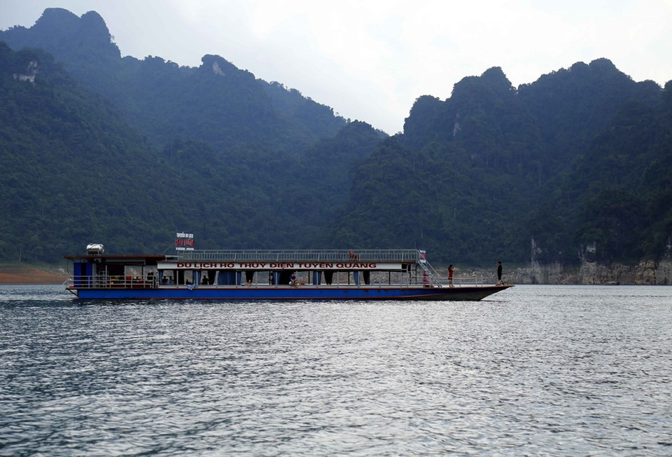 游客可坐船参观宣光水电湖。越通社记者 光诞 摄