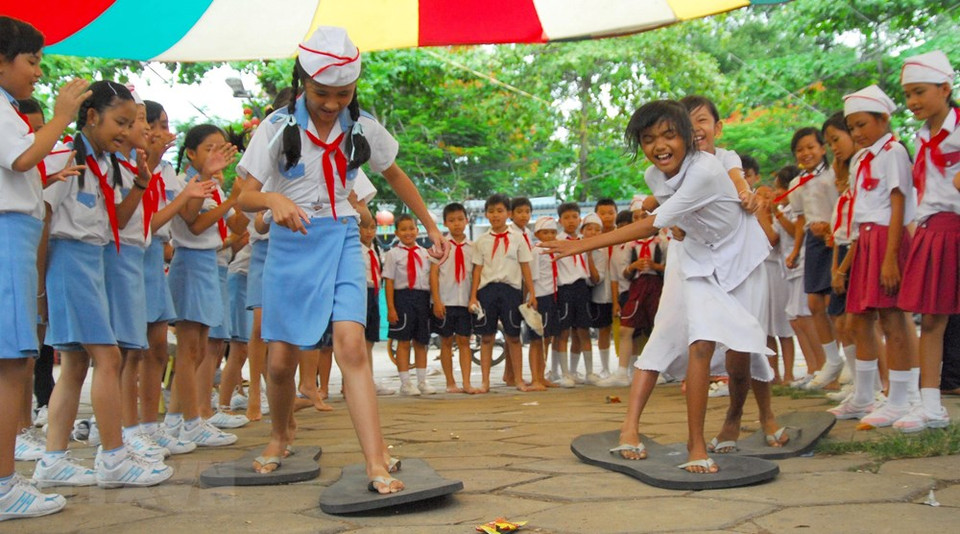 2009年6月1日儿童节，芹苴市儿童参加“跟随光忠的脚步”活动框架内的各种游戏。越通社记者 清武 摄