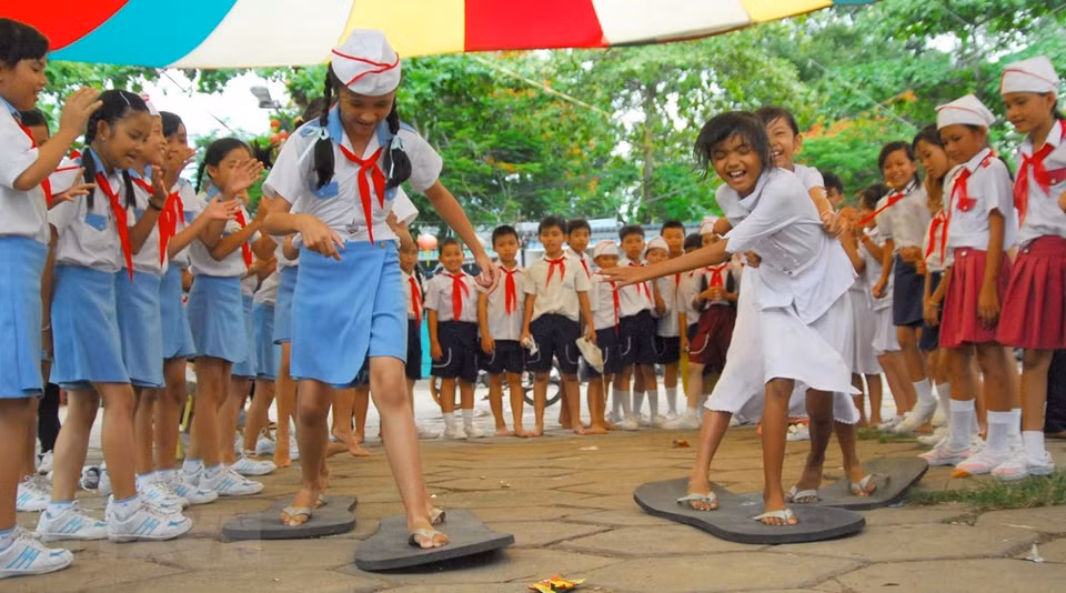 2009年6月1日儿童节，芹苴市儿童参加“跟随光忠的脚步”活动框架内的各种游戏。越通社记者 清武 摄