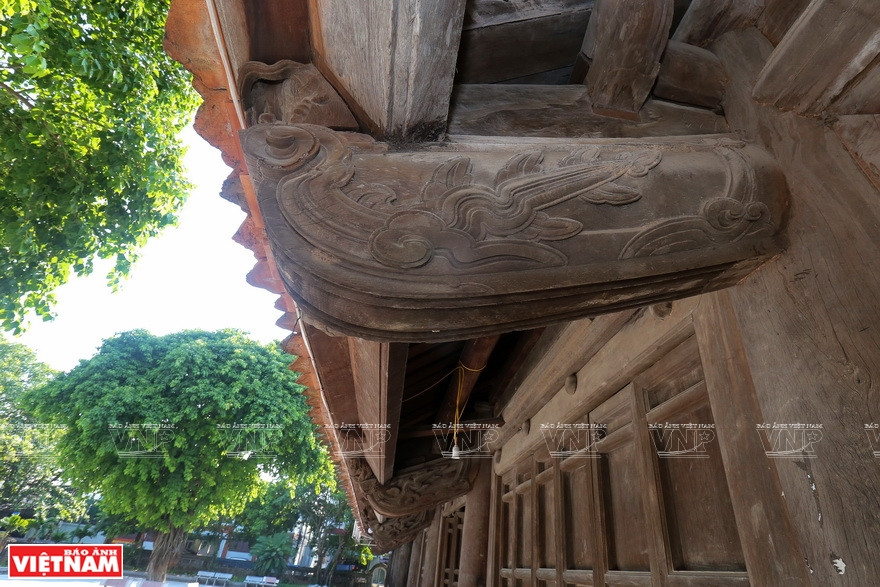 大院呈长方形，采取木质高脚屋建筑，长20米，宽14米，分为七个隔间，由直径约0.5- 0.6米大小铁芯柱支撑，檐线呈弧形，十分罕见。《越南画报》记者 越强 摄