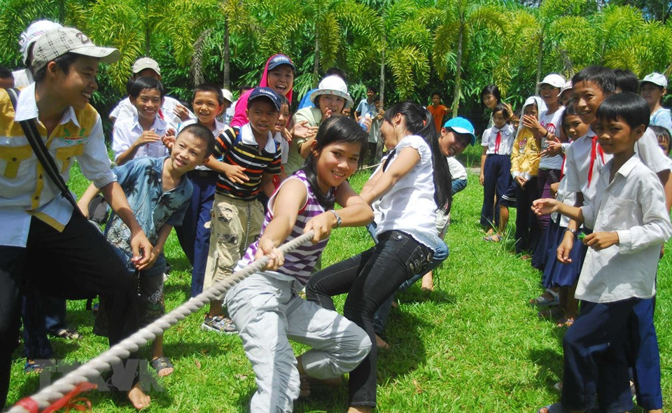 值此6•1儿童节，芹苴市儿童积极响应2009年题为“为贫困儿童接力”的为儿童行动月。越通社记者 清武 摄