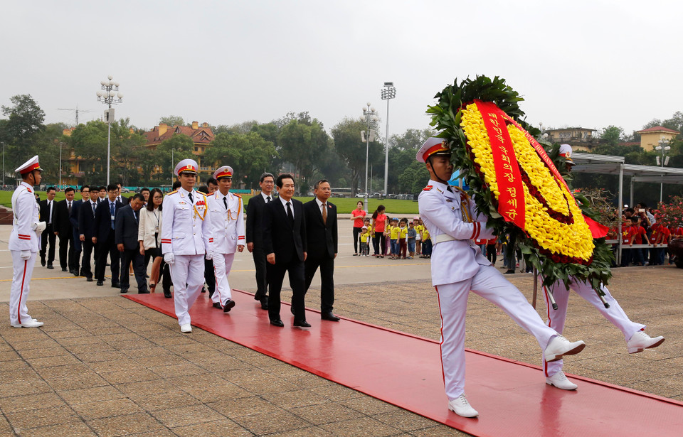 韩国国会议长丁世均一行前往胡志明主席陵墓，向胡志明主席献上花圈，并瞻仰胡志明主席遗容。（图片来源：越通社）