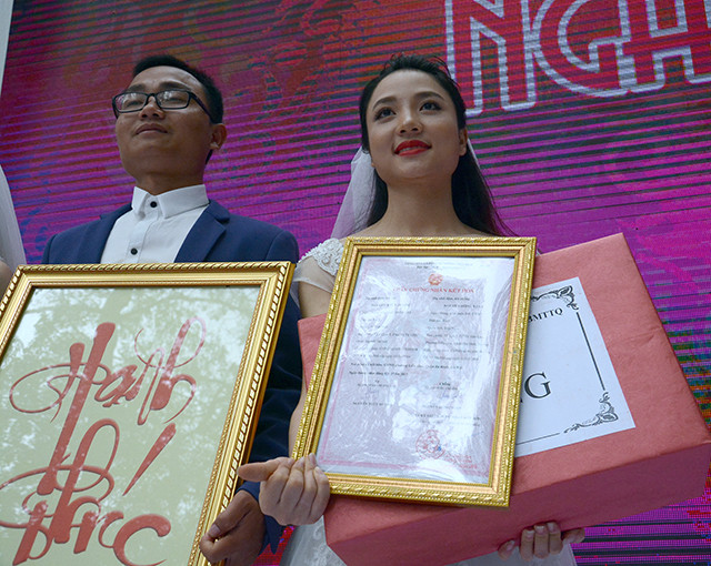 越南胡志明共青团河内团市委向每对夫妻颁发结婚证书并赠送结婚礼物。