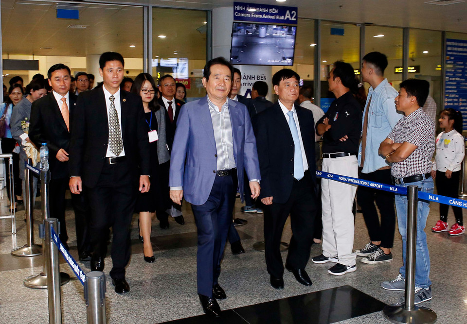 韩国国会议长丁世均抵达河内，开始对越南进行正式访问。（图片来源：越通社）