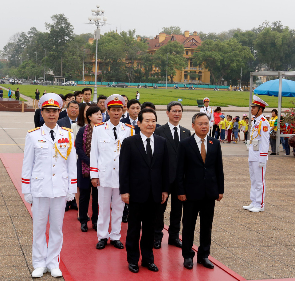 韩国国会议长丁世均一行前往胡志明主席陵墓，向胡志明主席献上花圈，并瞻仰胡志明主席遗容。（图片来源：越通社）