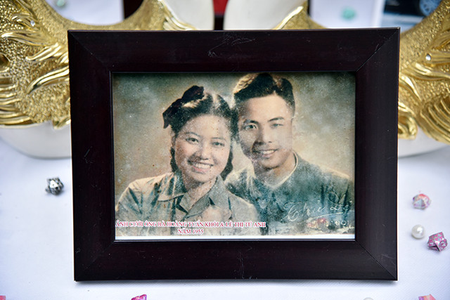 金婚夫妻50年前的照片和纪念品。