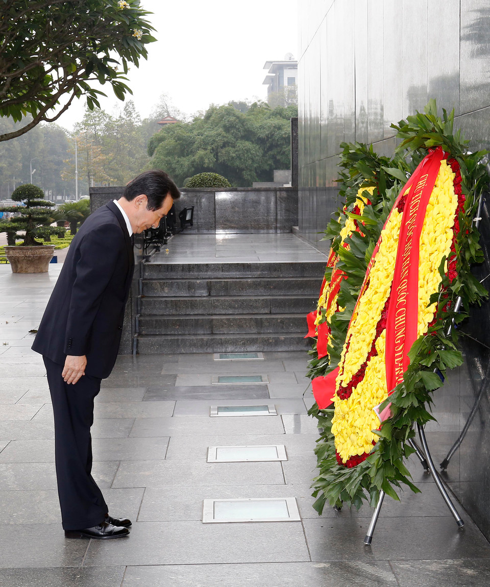 韩国国会议长丁世均一行前往胡志明主席陵墓，向胡志明主席献上花圈，并瞻仰胡志明主席遗容。（图片来源：越通社）