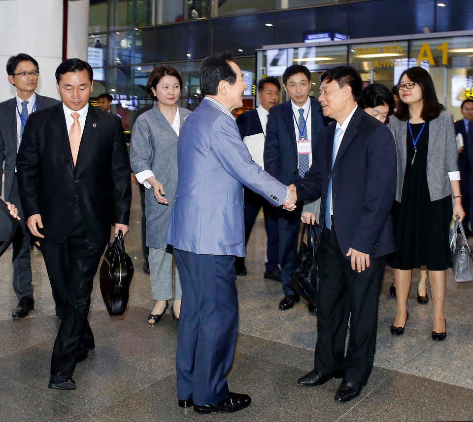 韩国国会议长丁世均抵达河内，开始对越南进行正式访问。（图片来源：越通社）