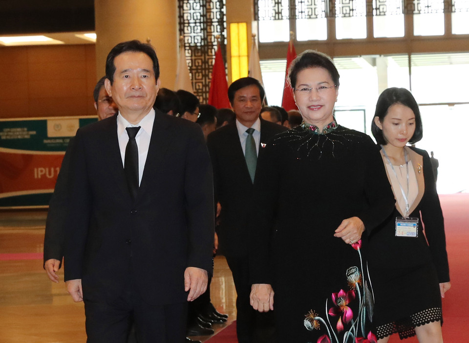 越南国会主席阮氏金银（右）迎接韩国国会议长丁世均。（图片来源：越通社）