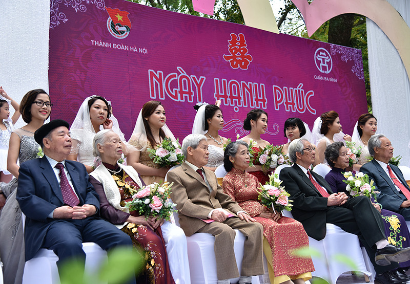 36对夫妻参加“幸福日”集体婚礼，包括按照新生活方式结婚的新人共18对和已结婚50年以上的夫妻共18对。