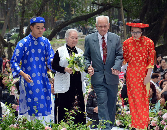 金婚夫妻手牵手登上舞台。