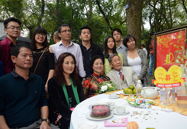 订婚仪式、交换戒子、领结婚证、赠送结婚礼物等传统婚礼的各项活动得以隆重举行。 这还为金婚夫妻向年轻人分享保持家庭幸福的经验提供机会。