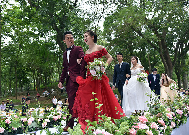 年轻新人在婚礼当天感到幸福。