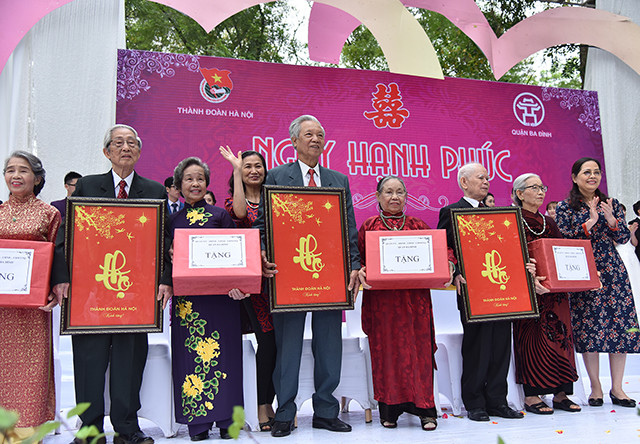 组委会向金婚夫妻赠送礼物。